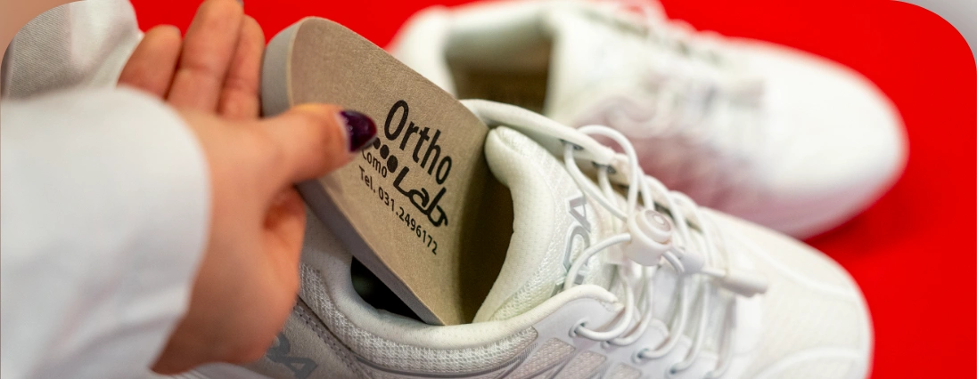 Un plantare OrthoLab su misura inserito in una scarpa sportiva